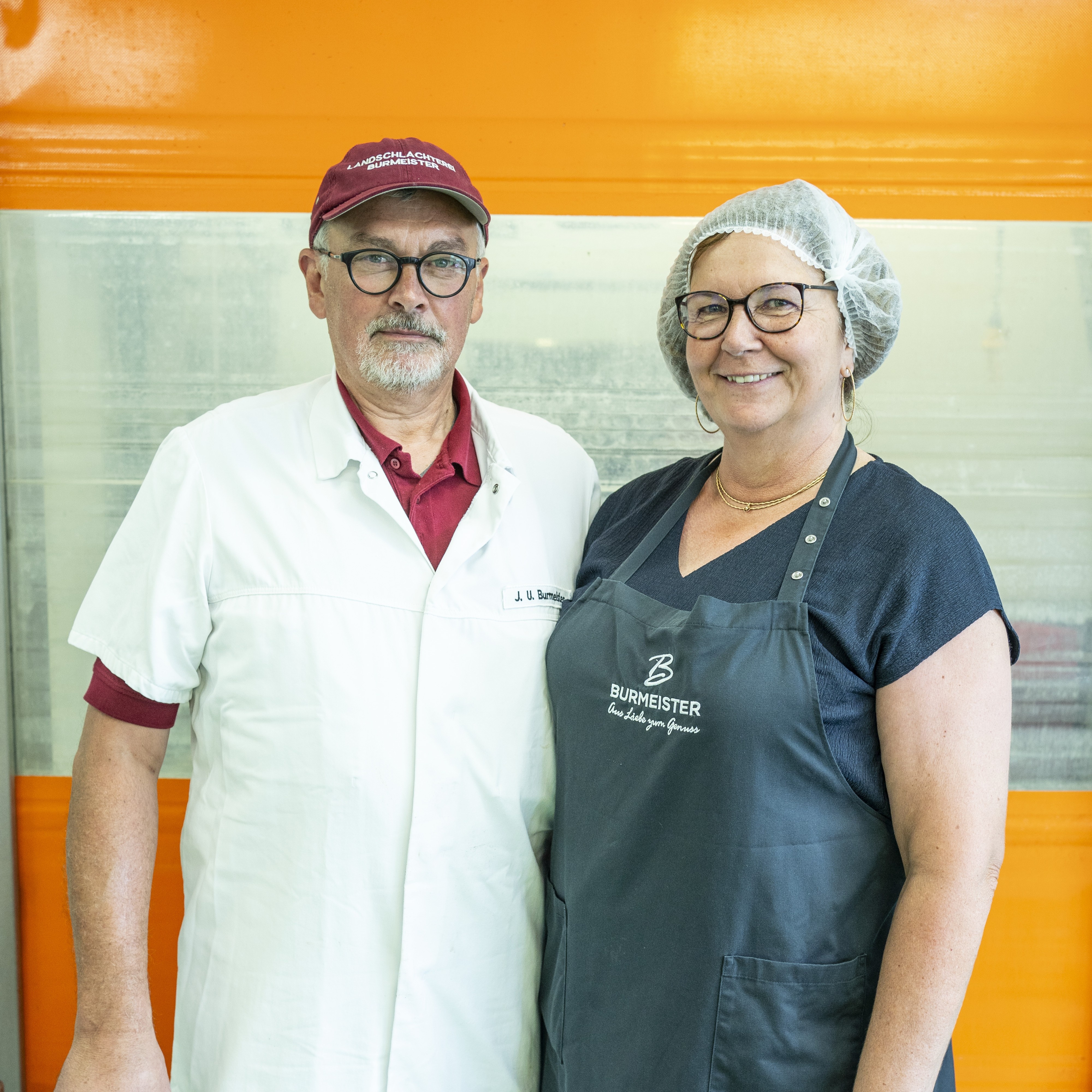 Mann und Frau schauen in die Kamera