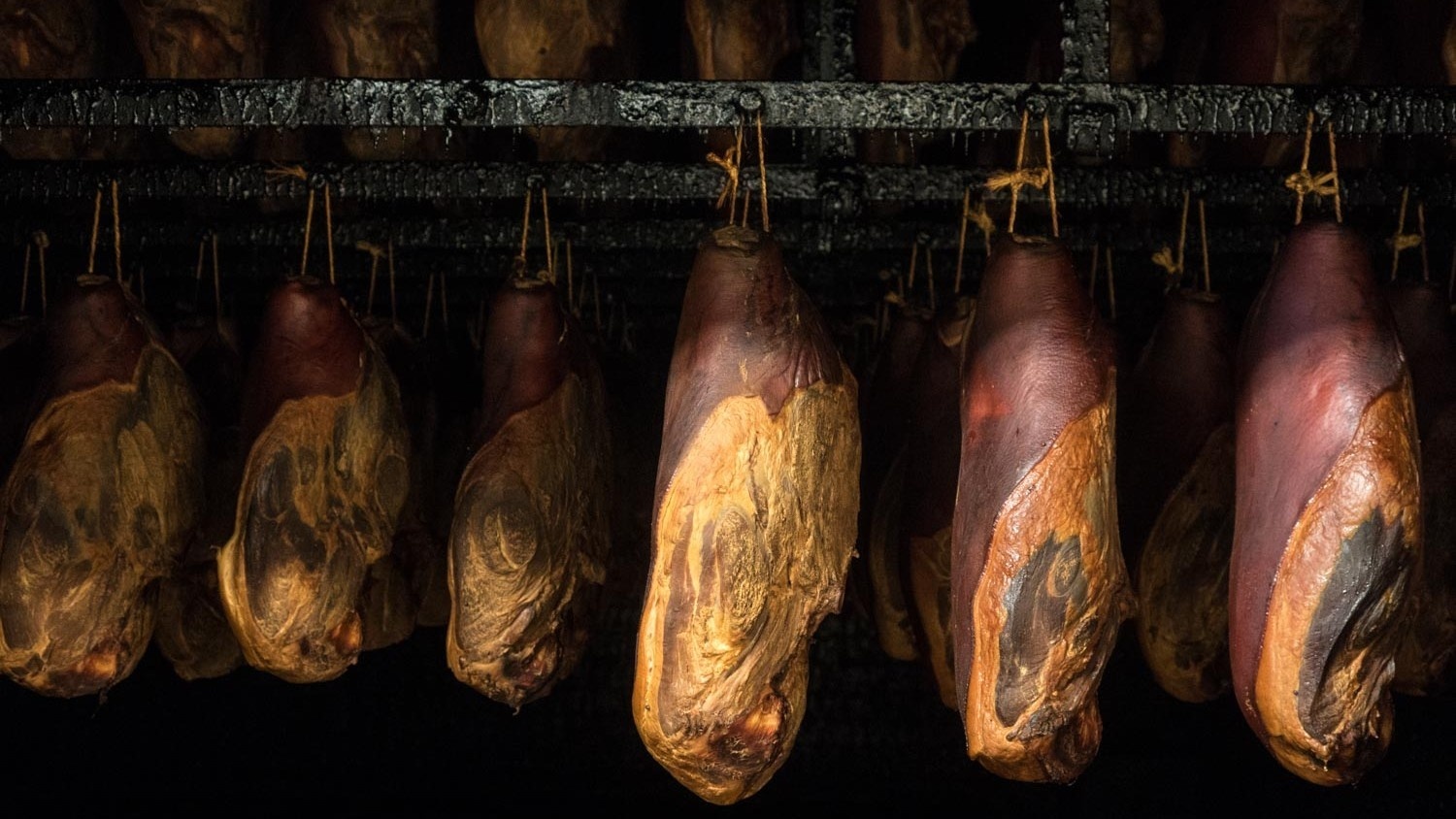 Katenschinken in der Räucherkammer